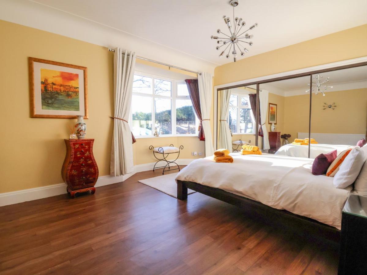 Solway Villa Chester Bagian luar foto